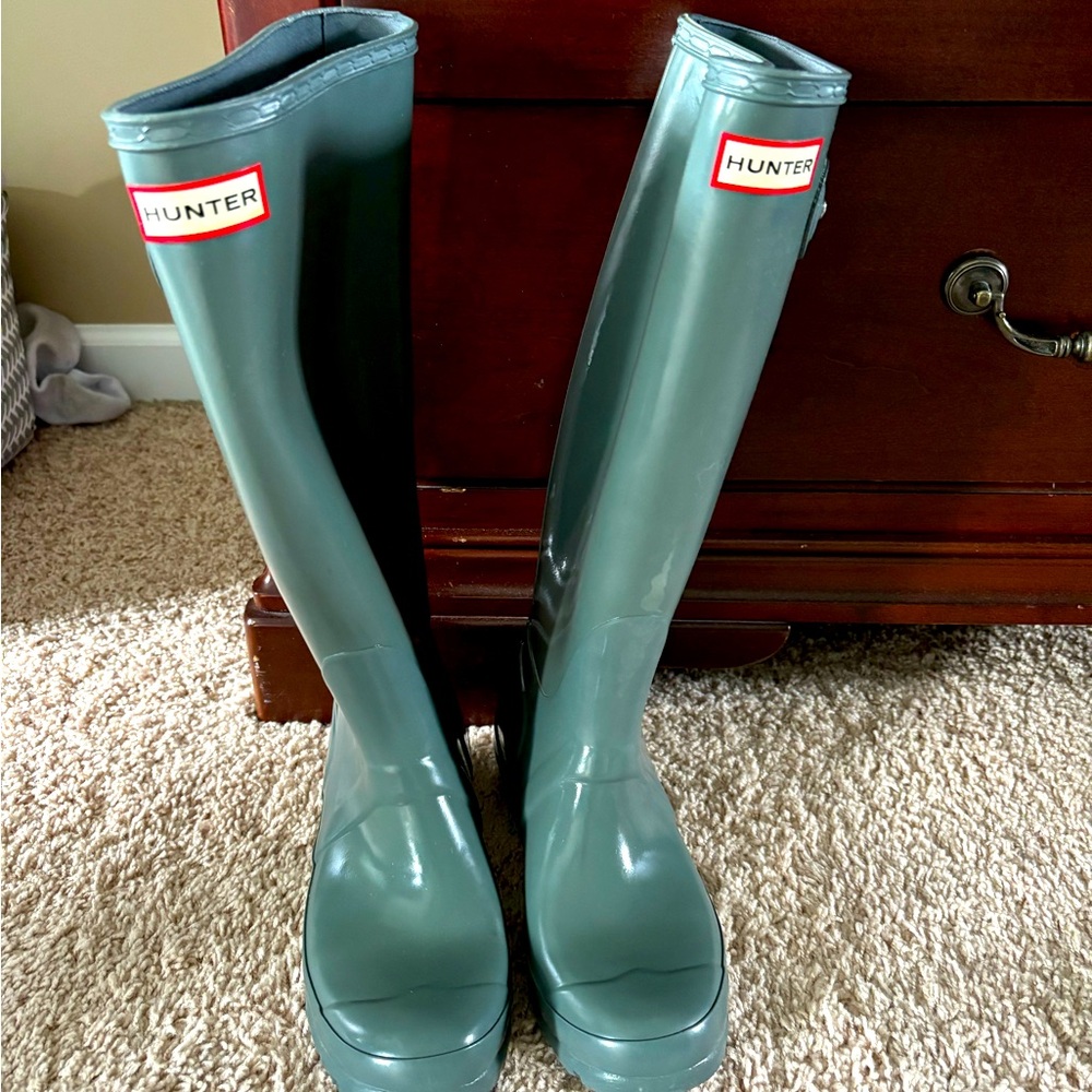 Gray tall Hunter Boots.  M size 5 women size 6.  Good condition